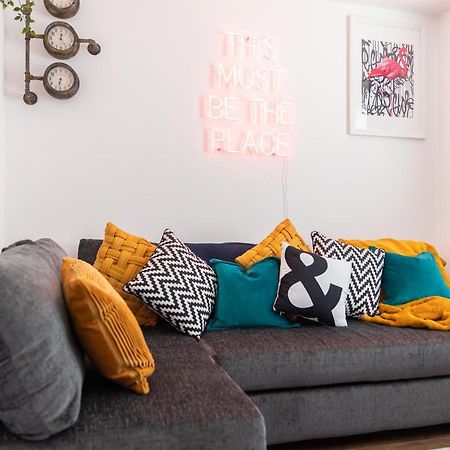 Entire Family Home , Large Rear Garden And Free Parking Belfast Eksteriør billede